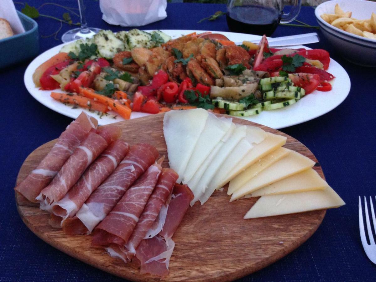 Adrian'S Apartments & Winery 鲁巴达 外观 照片